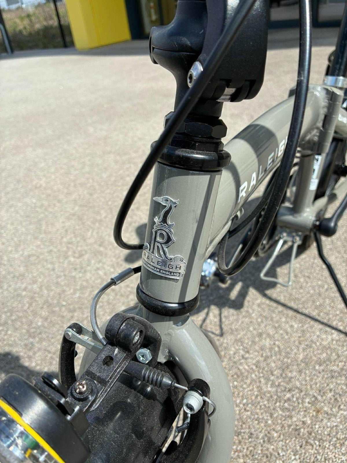 Raleigh Evo 20in Folding Bike Grey/Black, Rear Rack & Mudguards, V-Brakes