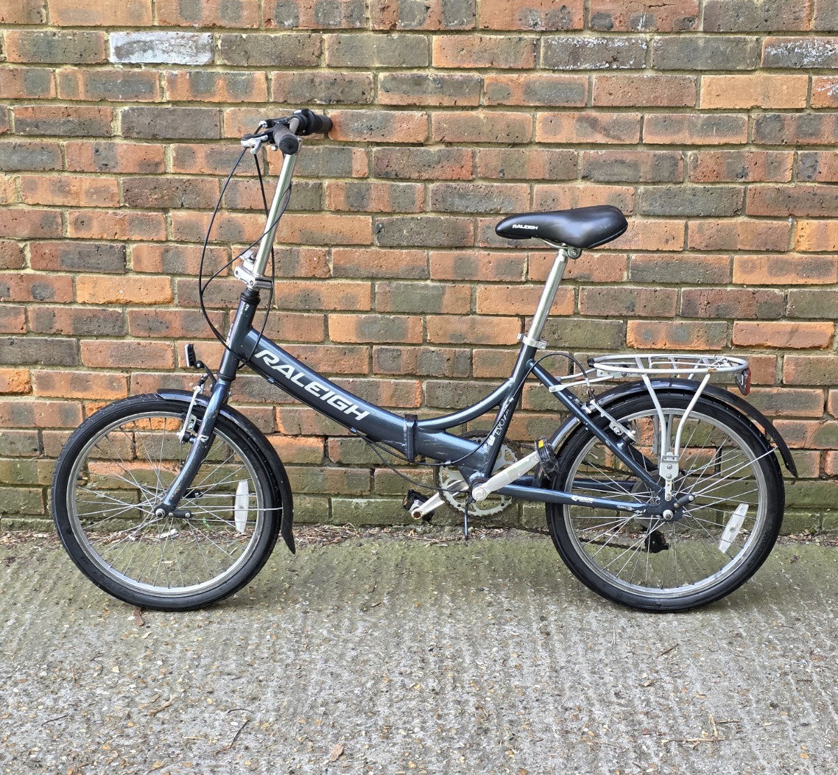 Raleigh EVO 7SP Folding Bike, Aluminum Frame, 20" Wheels, 7 Speed