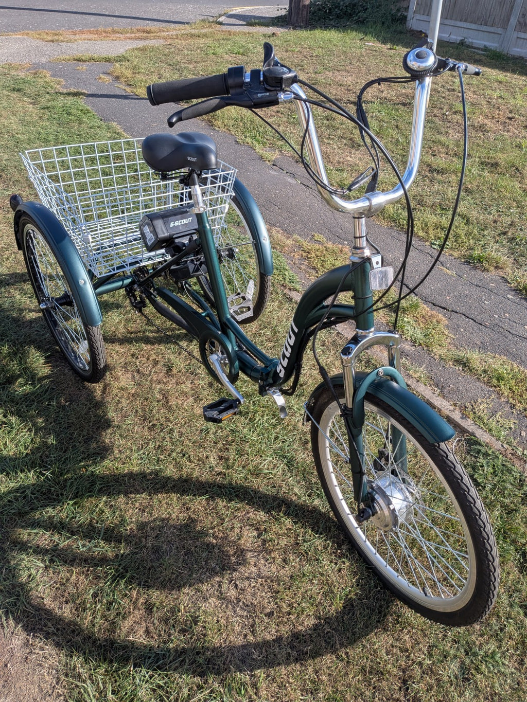 Scout Electric Folding Tricycle, Only 15 miles, Brand New Battery, Delivery .