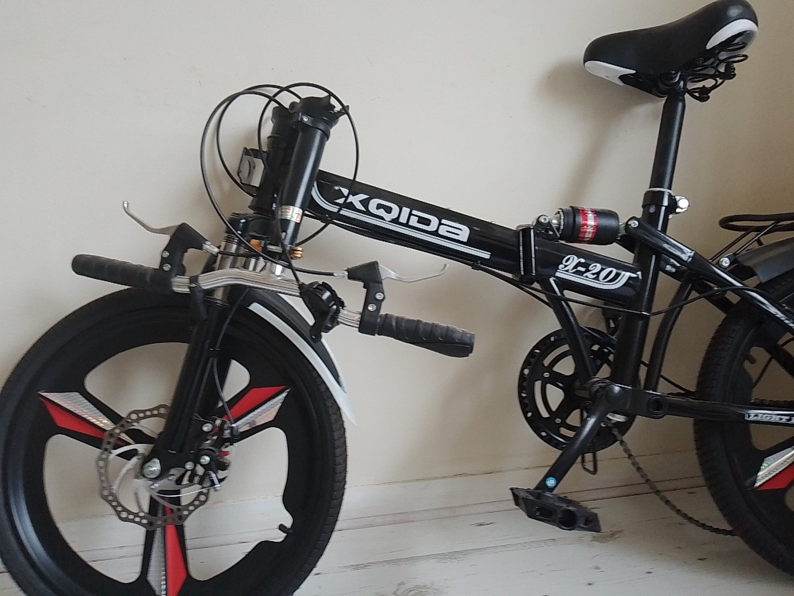Oyama folding bike, 20 inch wheels, 8 speed.