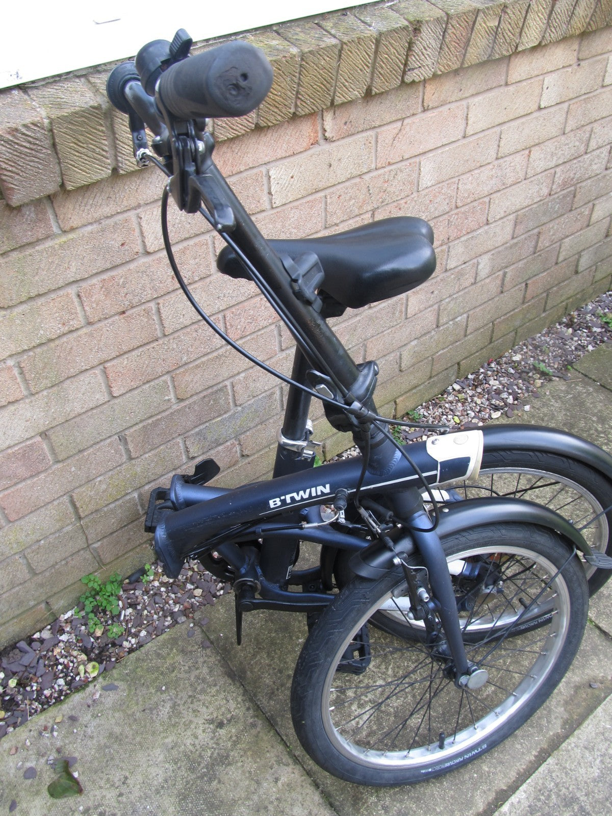 BIKE - FOLDING BIKE - 20 " WHEELS  - UNISEX - VERY GOOD CONDITION