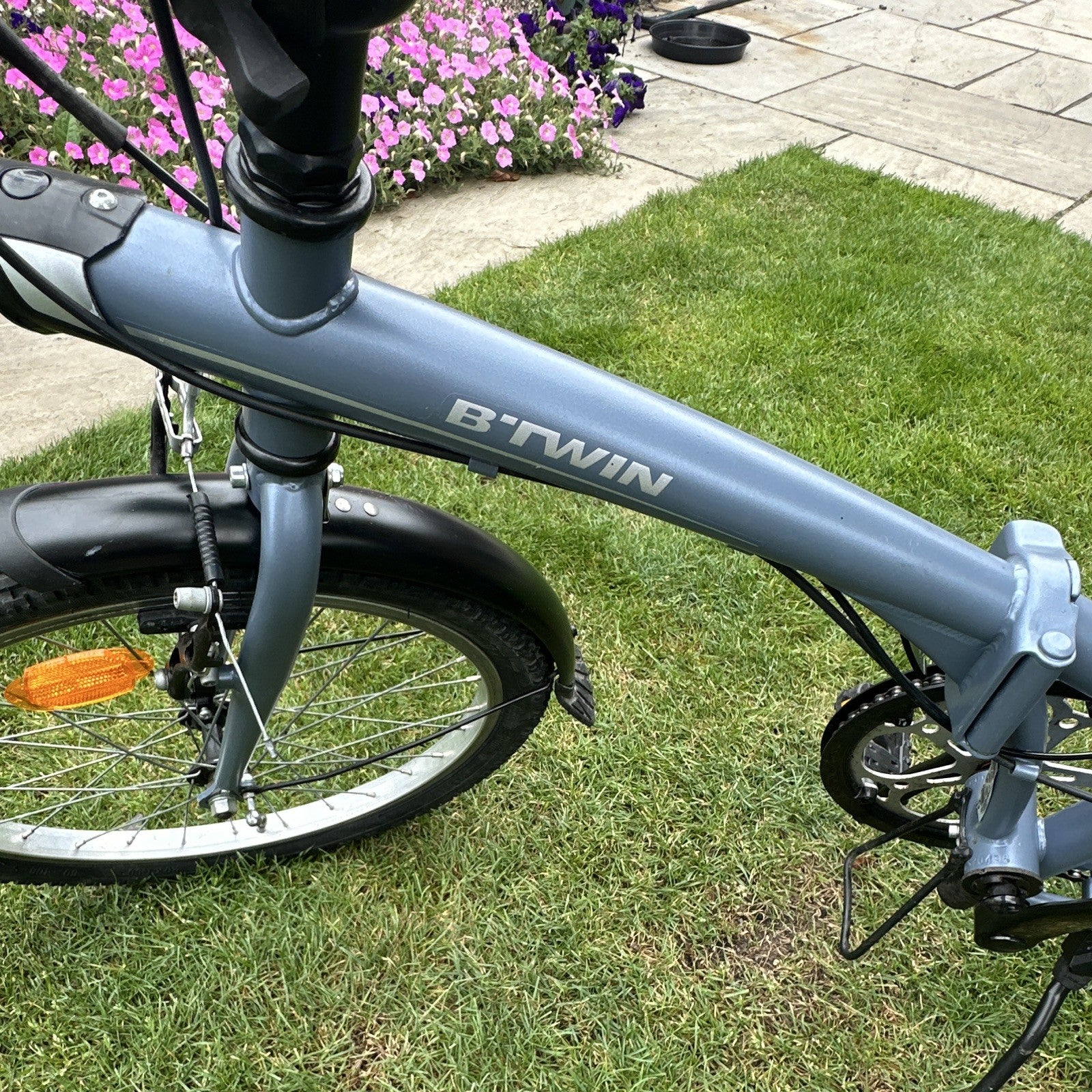 B'TWIN Tilt 120 20in Folding Bike Grey/Black Rear Rack Mudguards Reflectors