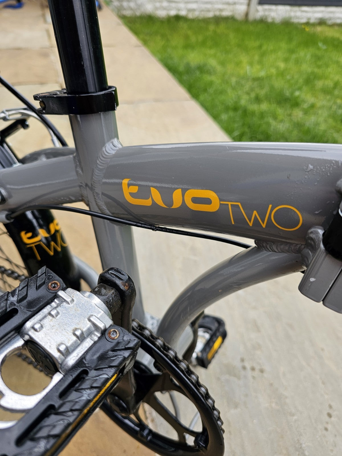 Raleigh Two Two Folding Bike 20" Aluminium Frame, 7-Speed Rear Rack Stand