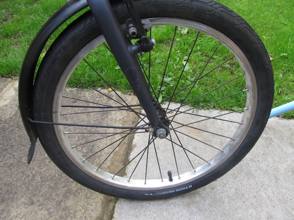 BIKE - FOLDING BIKE - 20 " WHEELS  - UNISEX - VERY GOOD CONDITION