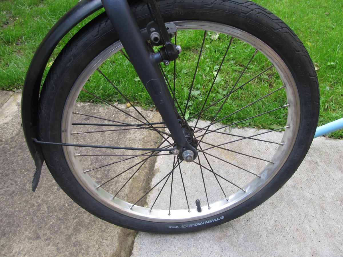 BIKE - FOLDING BIKE - 20 " WHEELS  - UNISEX - VERY GOOD CONDITION
