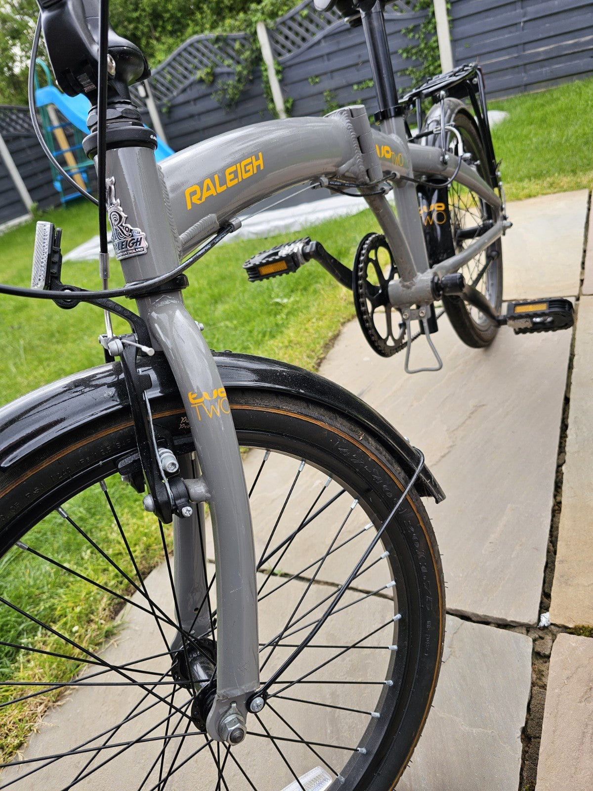 Raleigh Two Two Folding Bike 20" Aluminium Frame, 7-Speed Rear Rack Stand