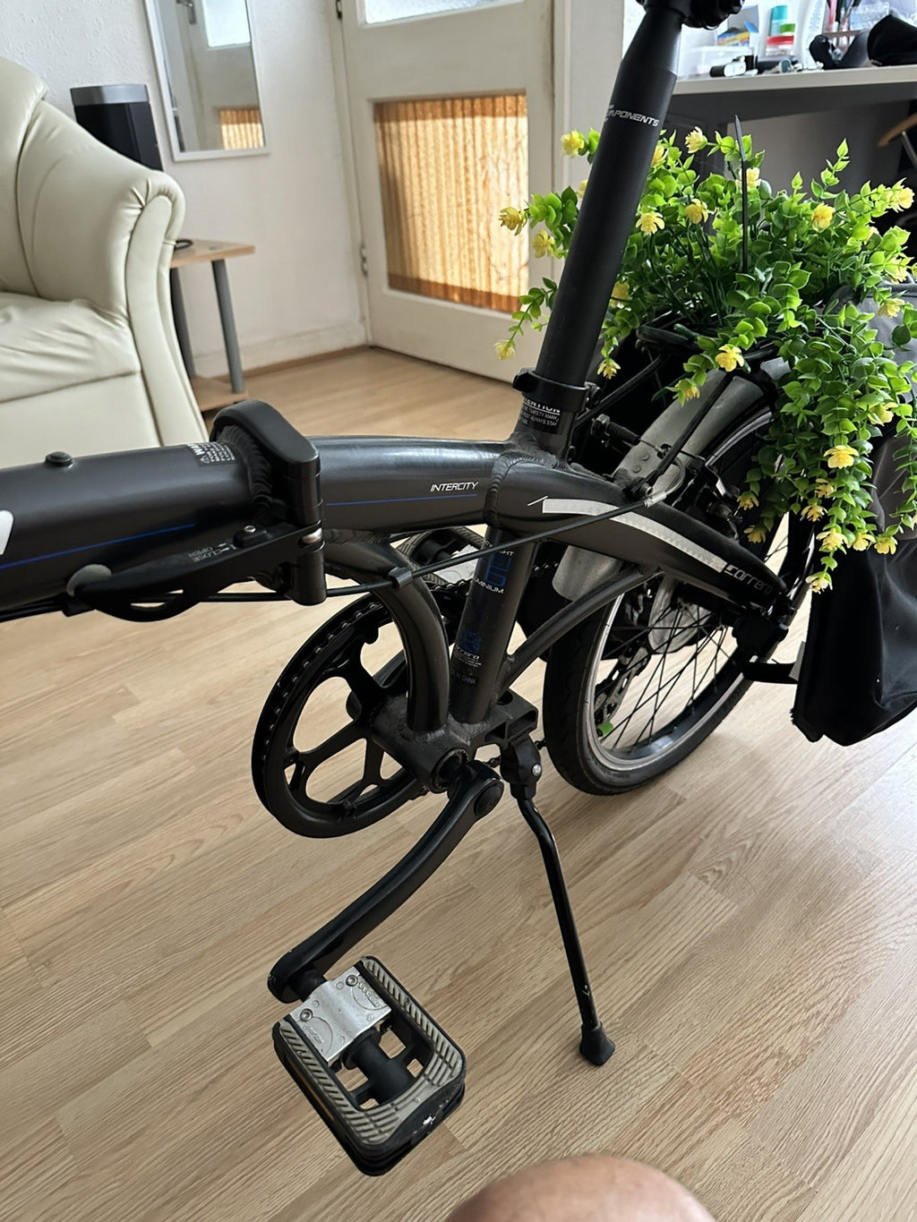 Carrera Intercity 20in Folding Bike Black/Silver Rear Rack Mudguards V-Brake