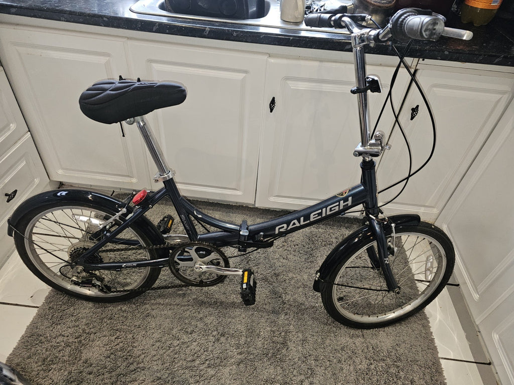Lightweight Aluminium Raleigh Swift Folding Bike is in good condition