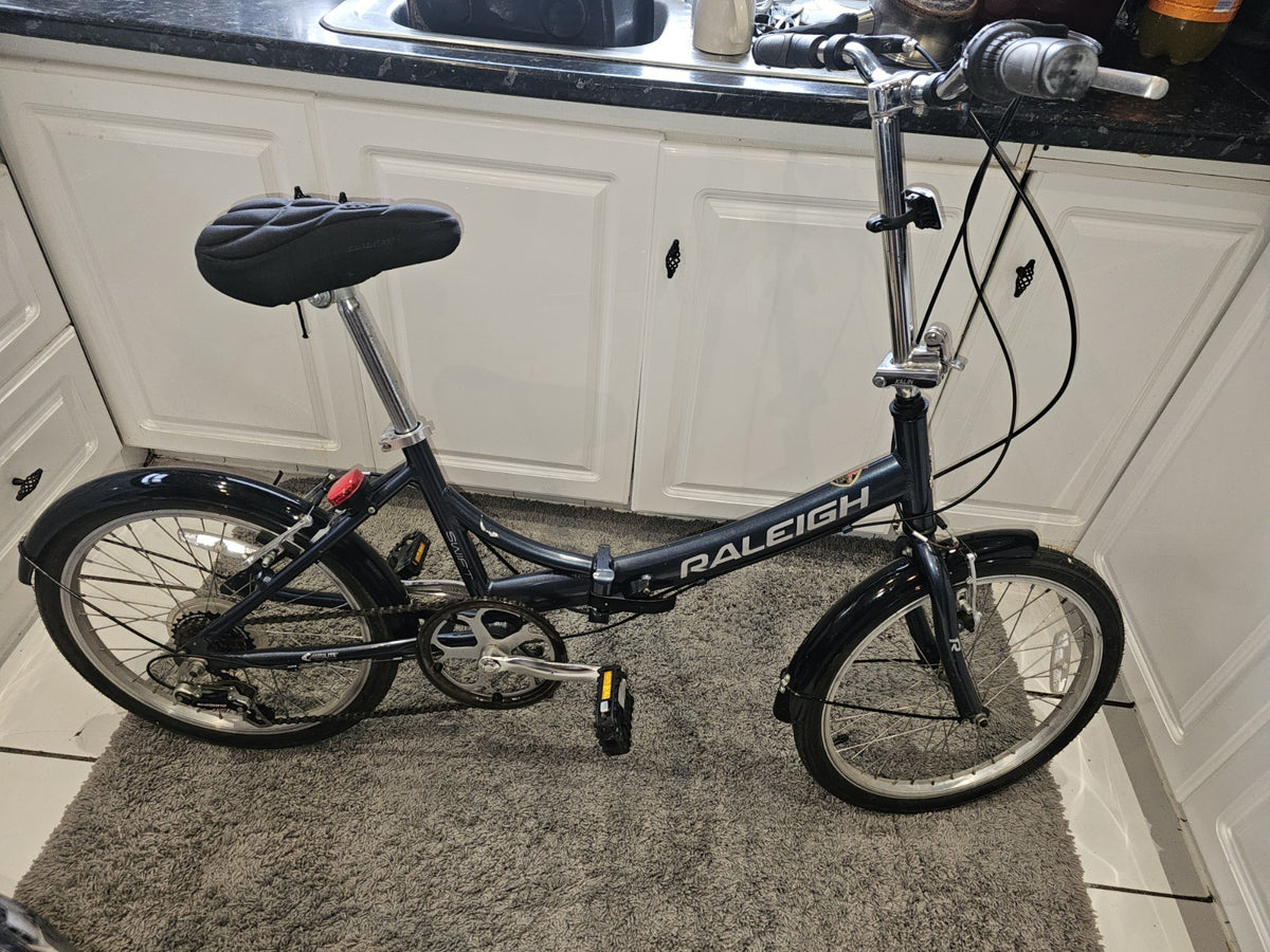 Lightweight Aluminium Raleigh Swift Folding Bike is in good condition