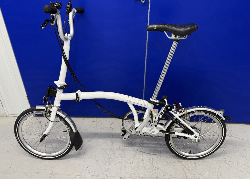 Brompton ML6 2016 folding cycle. White. 6 Speed. Mint used once!