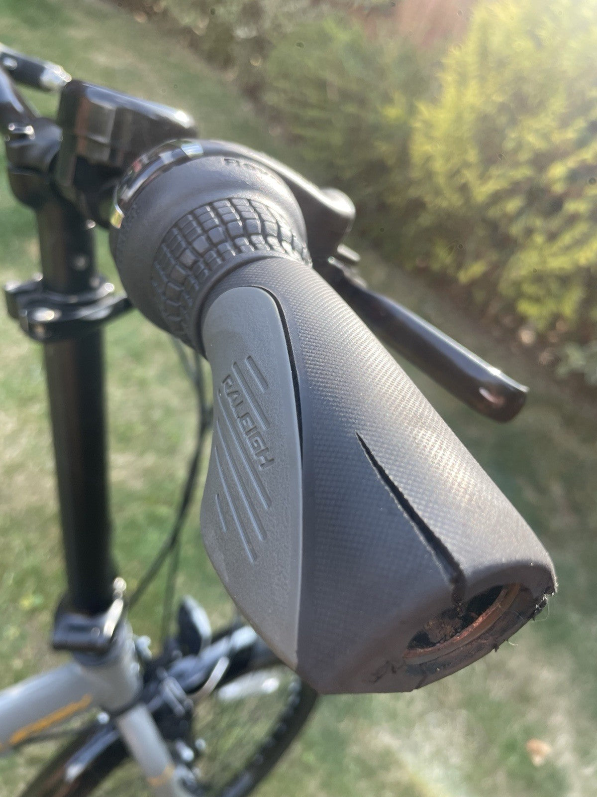 Raleigh Evo 2 Folding Bike 7-Speed Shimano Gears - Grey / Black