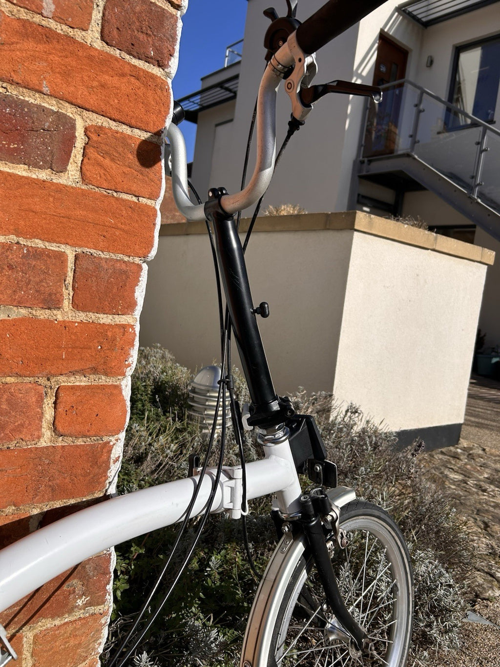Brompton Folding Bike 16in M White/Black Mudguards Reflectors Front Bag