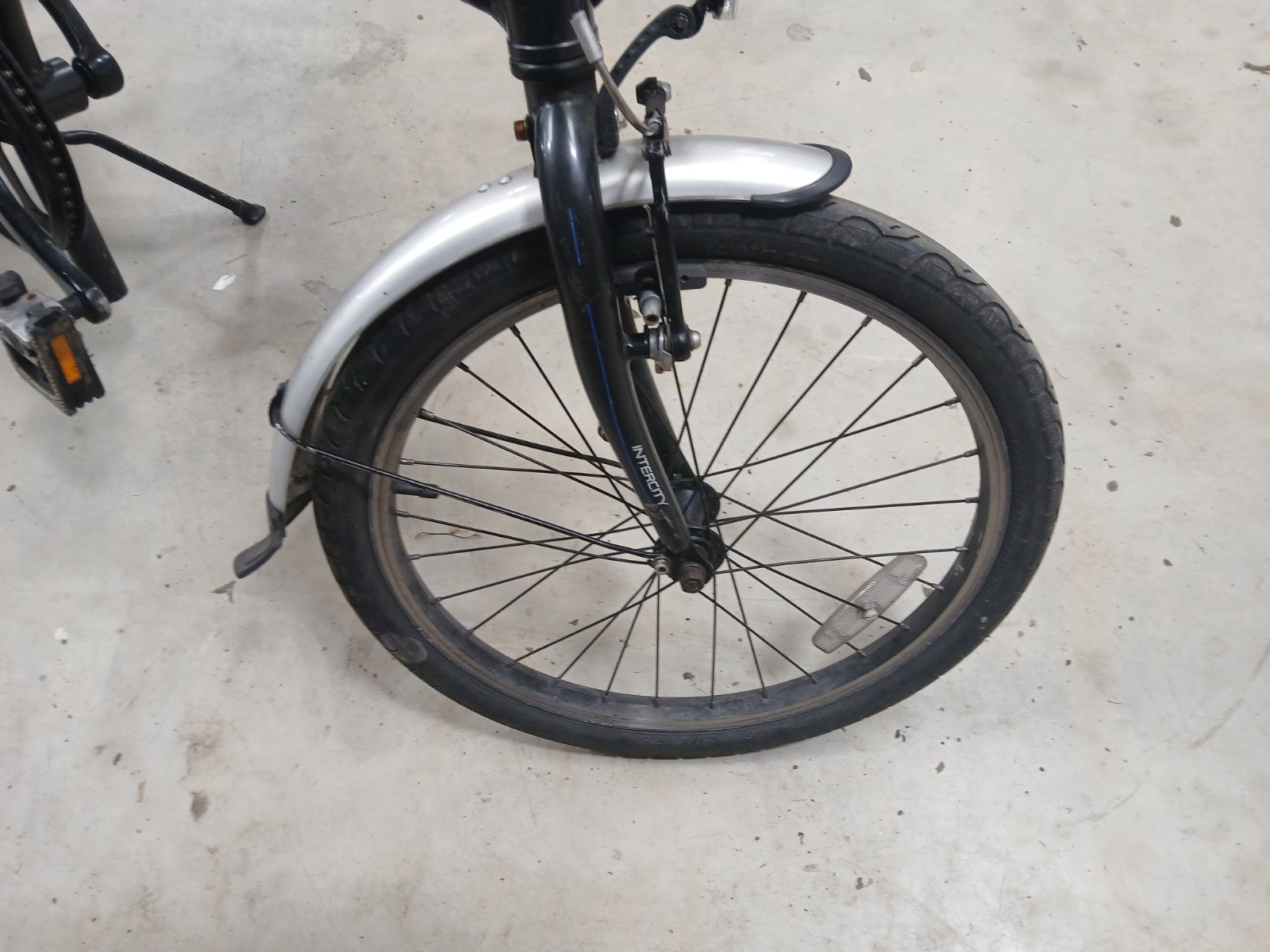 Carrera Intercity 20in Folding Bike Aluminium 8-Speed Grip Shifter Black/Blue