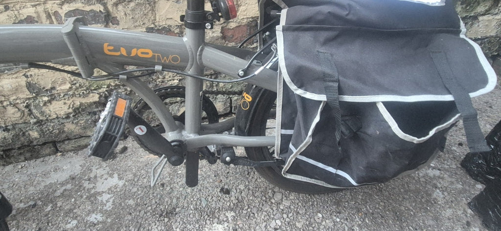 Raleigh Evo 2 is a folding bike featuring 7-speed Shimano gears and a grey frame