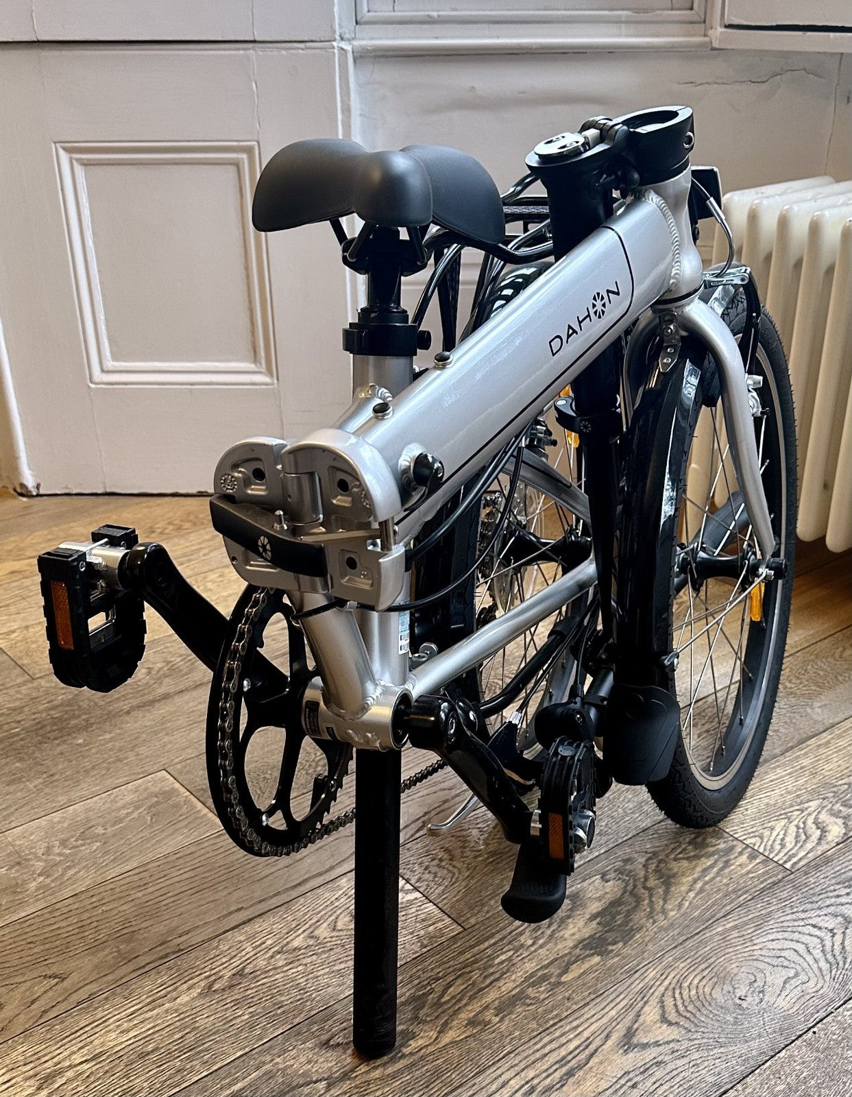 DAHON MARINER D8 FOLDING BIKE NEARLY NEW - SILVER