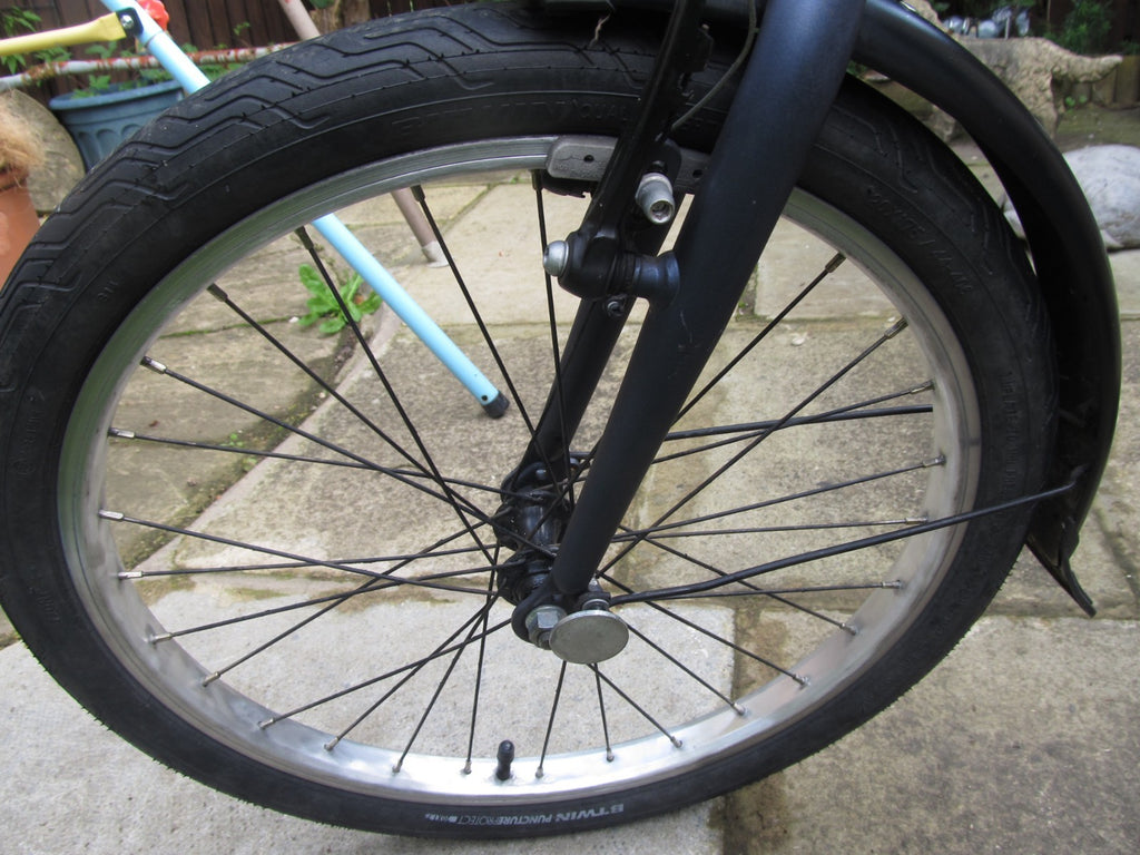 BIKE - FOLDING BIKE - 20 " WHEELS  - UNISEX - VERY GOOD CONDITION