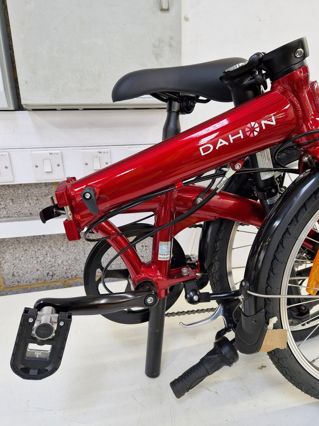 Dahon Vybe D7 Folding Bike 20in Aluminium 7 Speed Commuter - Red (Used/Scuffs)