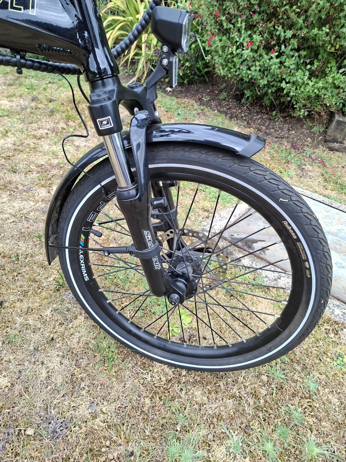Volt metro ~ Black Folding Bike ~ plus extras! only done 470 miles! (EN15194)