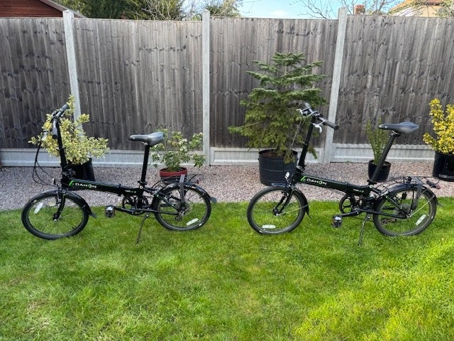 Dahon D8 Vitesse folding bicycle, black in colour.