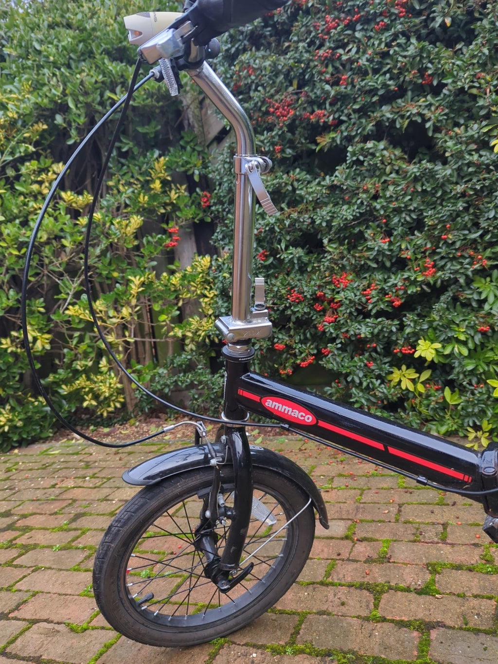 Ammaco Folding Bike 20” Wheels – Compact City Bicycle – Rear Rack – Black/Red
