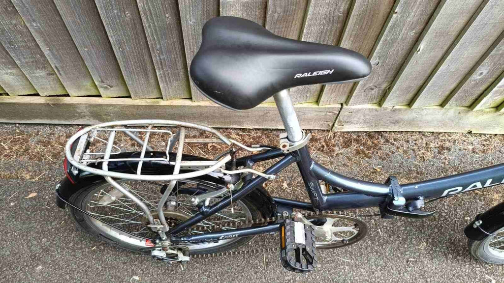 Lightweight Aluminium Raleigh Swift Folding Bike is in good condition