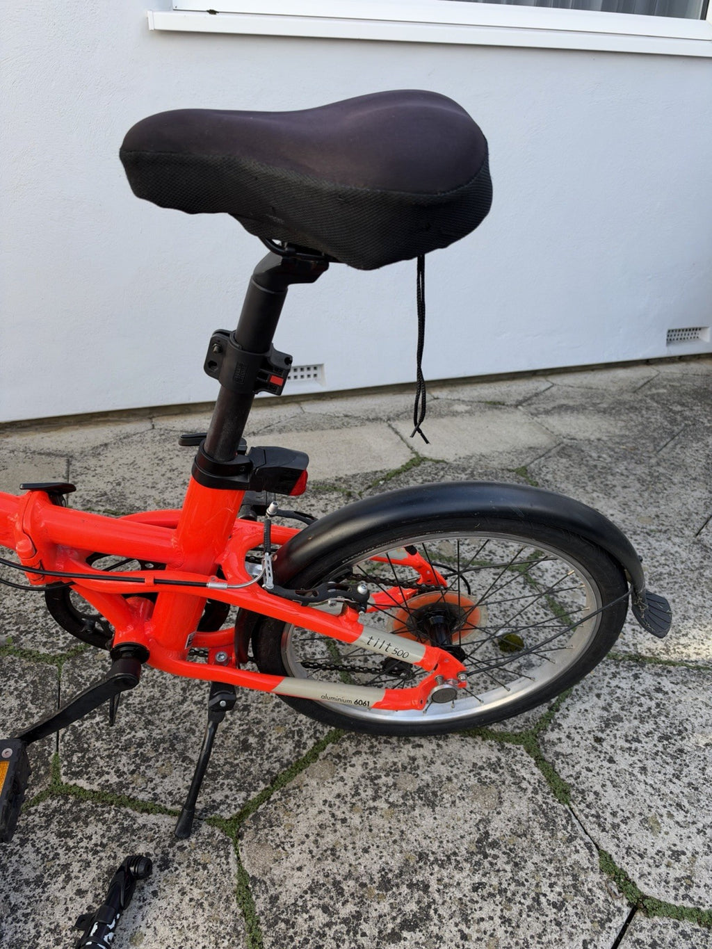 B'TWIN Tilt 500 20in Folding Bike Red/Black 7-Speed V-Brake Mudguards
