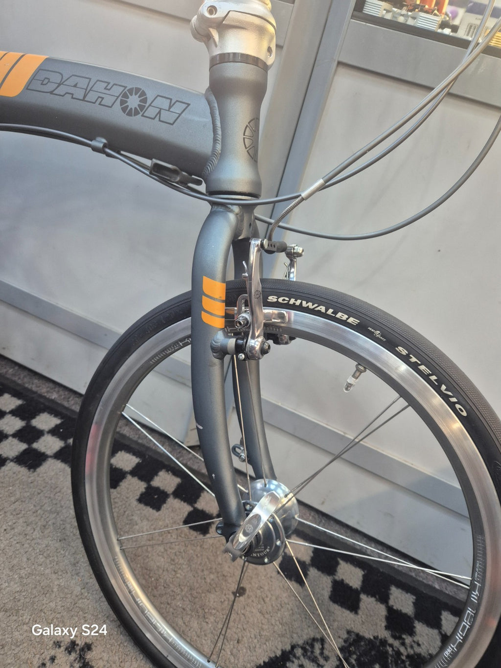 DAHON FOLING BIKE. VERY LIGHT, WITH CARRY BAG - Like Brompton