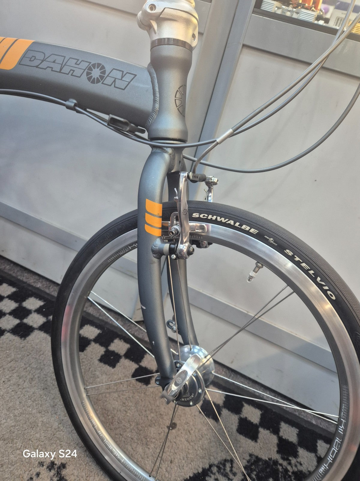 DAHON FOLING BIKE. VERY LIGHT, WITH CARRY BAG - Like Brompton