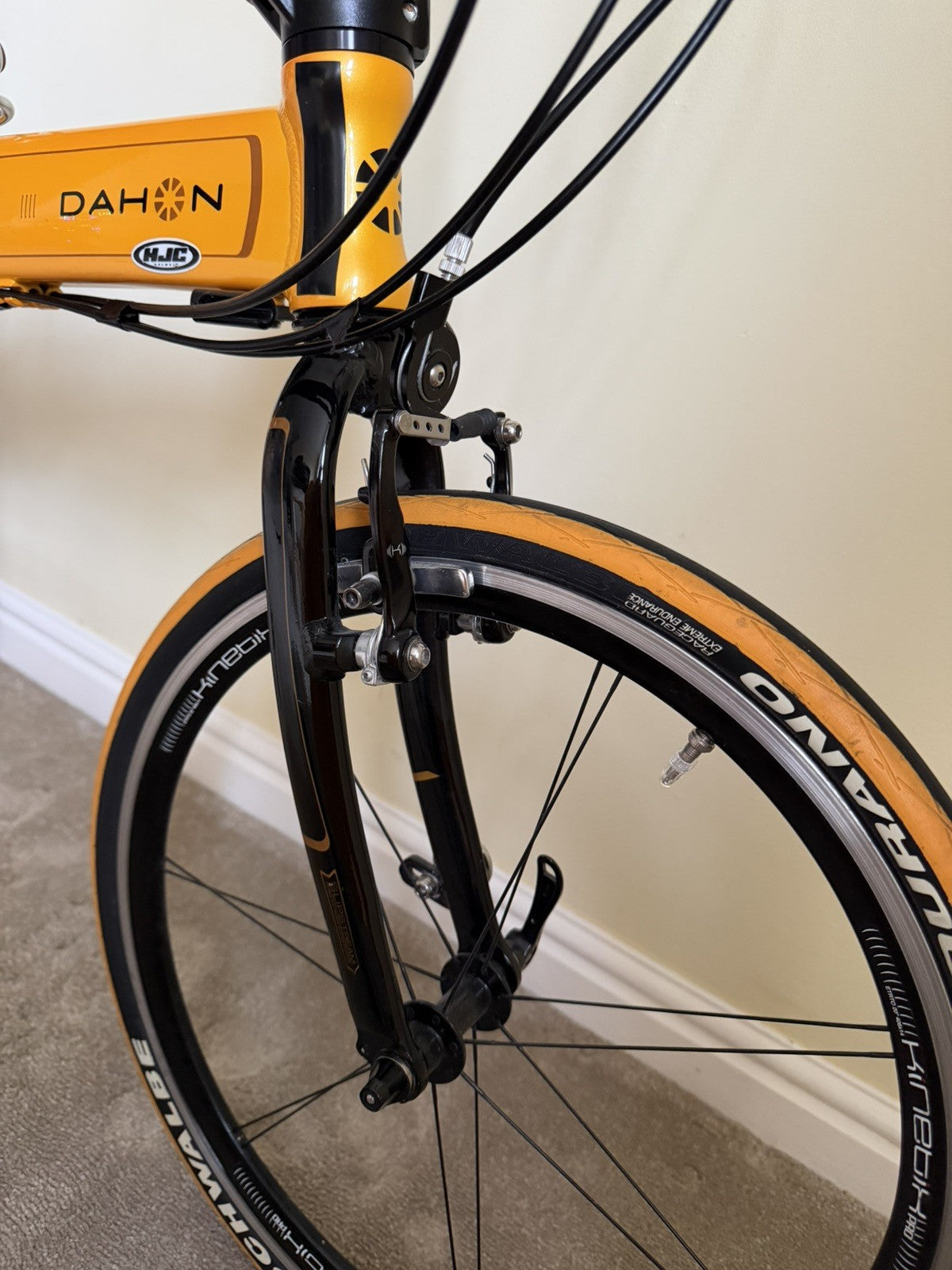 DAHON SPEED PRO TT FOLDING BIKE. HARDLY USED AS SHOWN.