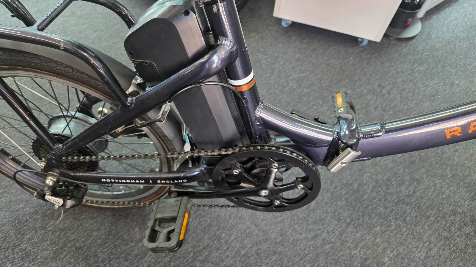 Raleigh Stow-E-Way Folding 7-Speed 20" Wheel - Charger