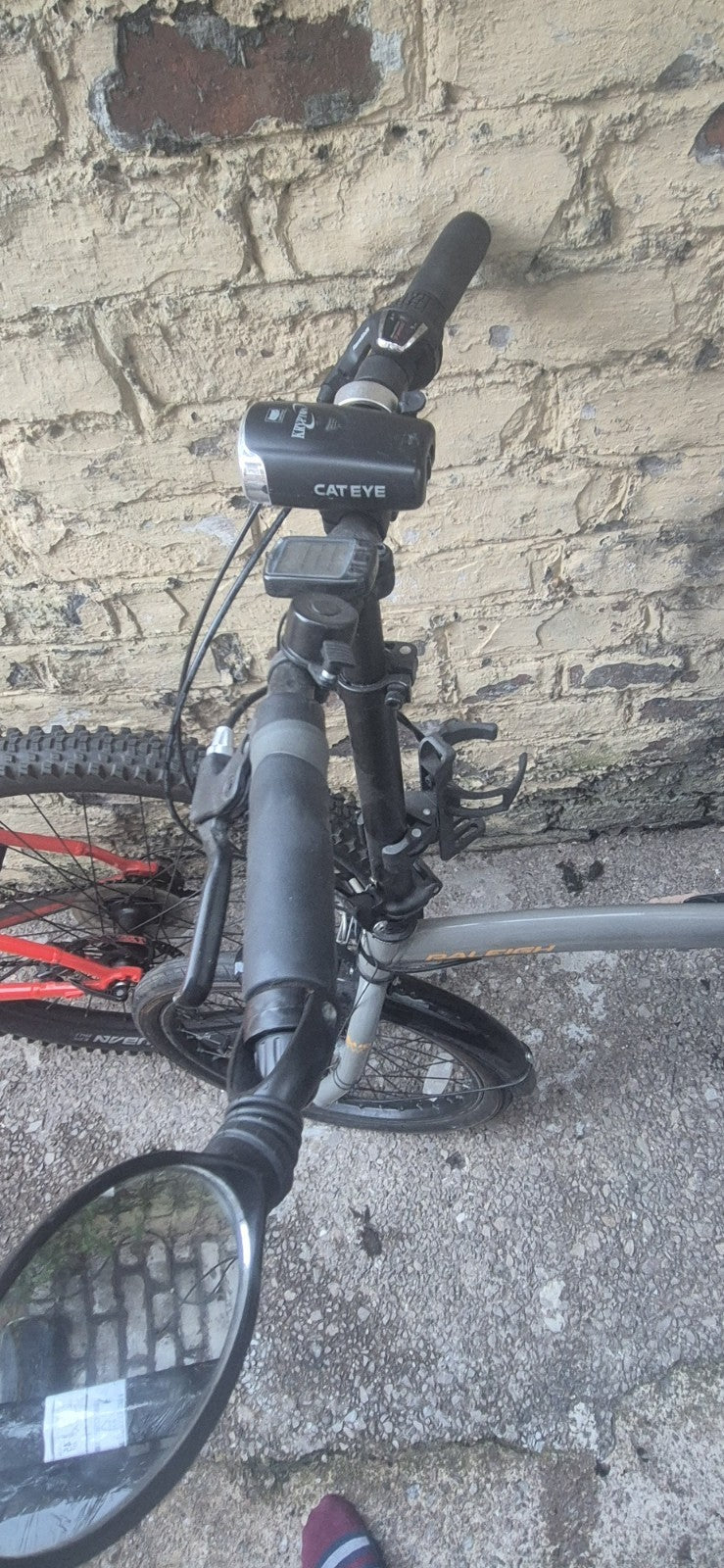 Raleigh Evo 2 is a folding bike featuring 7-speed Shimano gears and a grey frame