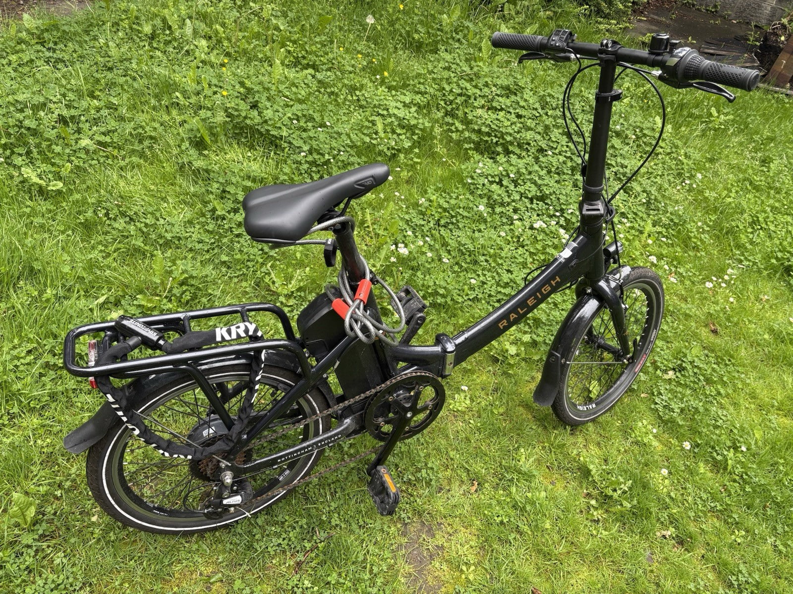 Raleigh Black 20in Folding Bike V-Brakes Twist Grip, Rear Rack & Mudguards