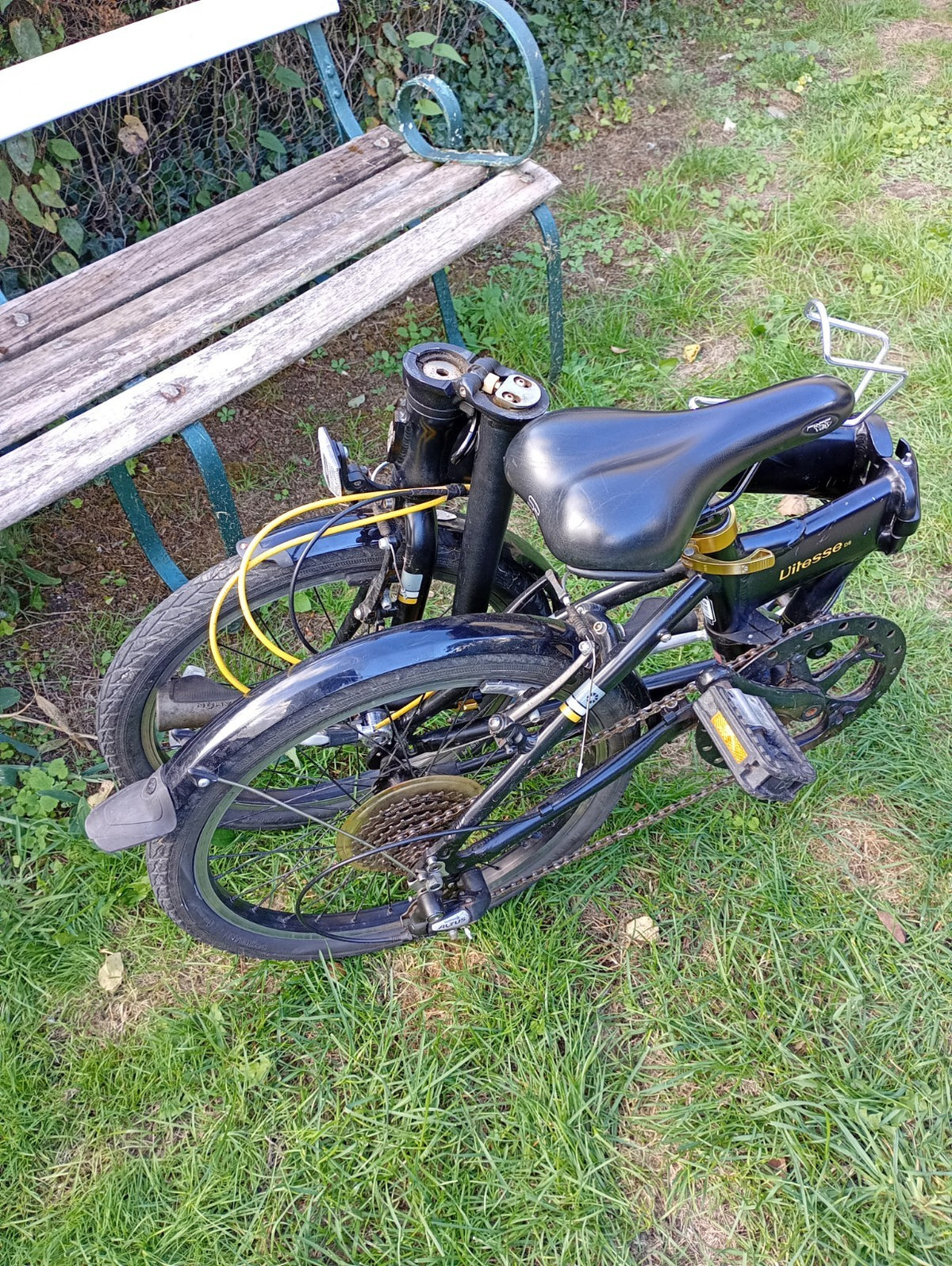 Dahon Vitesse D8 Aluminium Folding Bike 20" Black Wheels, 8-Speed Shimano Altus