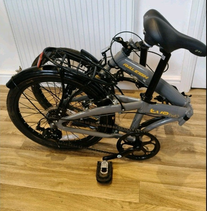 Raleigh Evo 2 is a folding bike featuring 7-speed Shimano gears and a grey frame