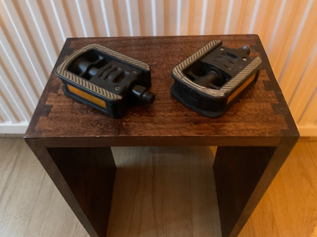 SR SUNTOUR BICYCLE  FOLDING PEDALS 9/16 inch - Good Condition
