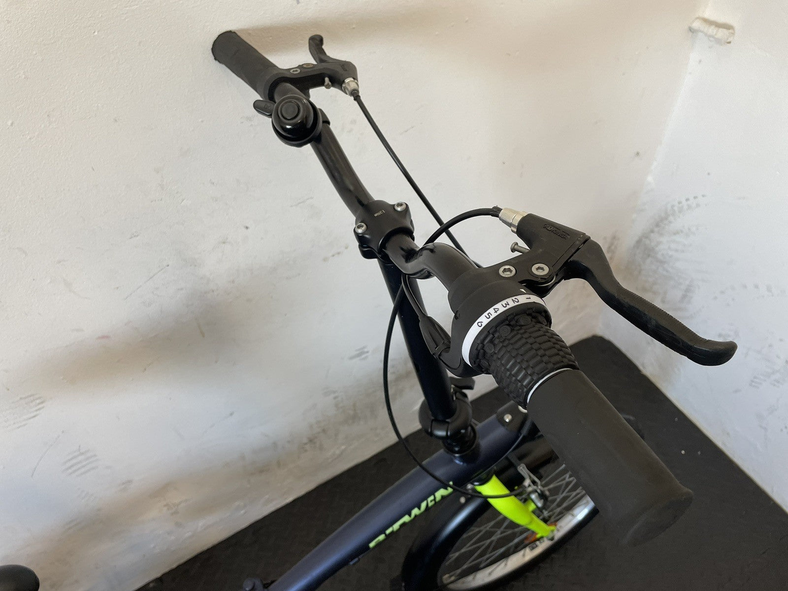 B Twin Tilt 120 Folding Bike 20 Inch Wheels. 6 Speed Matt Navy And Neon.