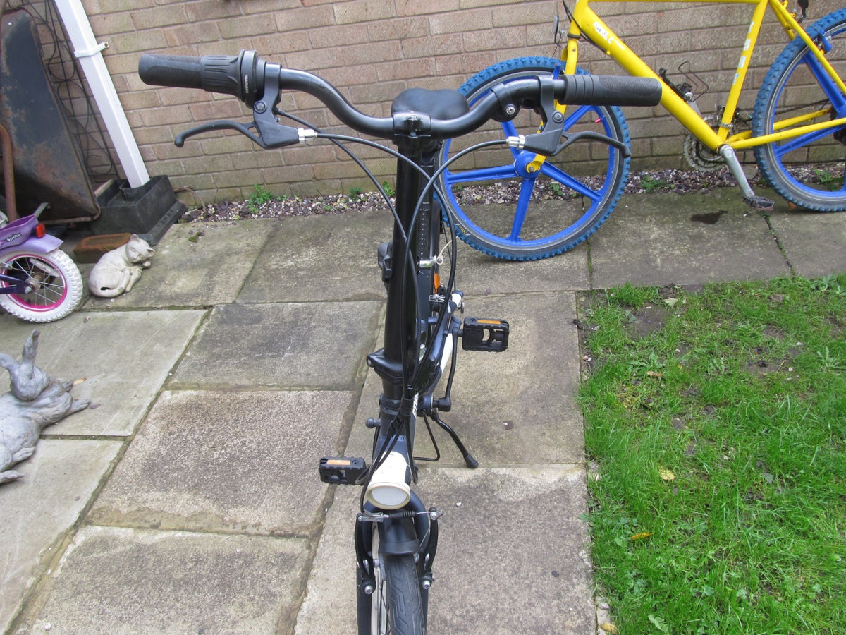 BIKE - FOLDING BIKE - 20 " WHEELS  - UNISEX - VERY GOOD CONDITION