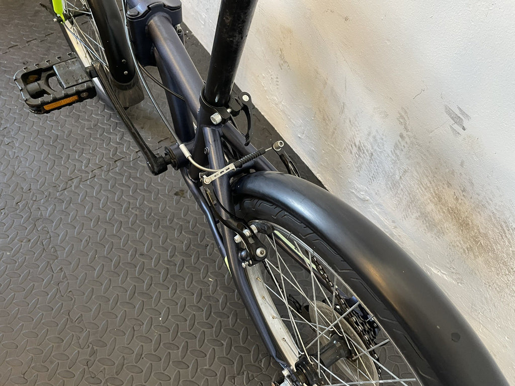 B Twin Tilt 120 Folding Bike 20 Inch Wheels. 6 Speed Matt Navy And Neon.