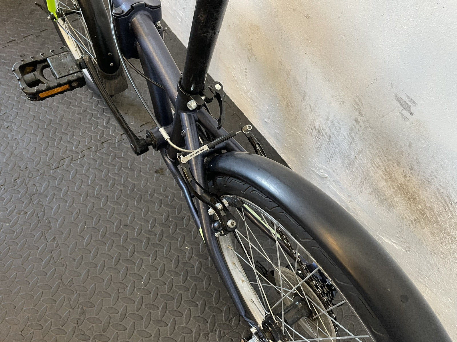 B Twin Tilt 120 Folding Bike 20 Inch Wheels. 6 Speed Matt Navy And Neon.