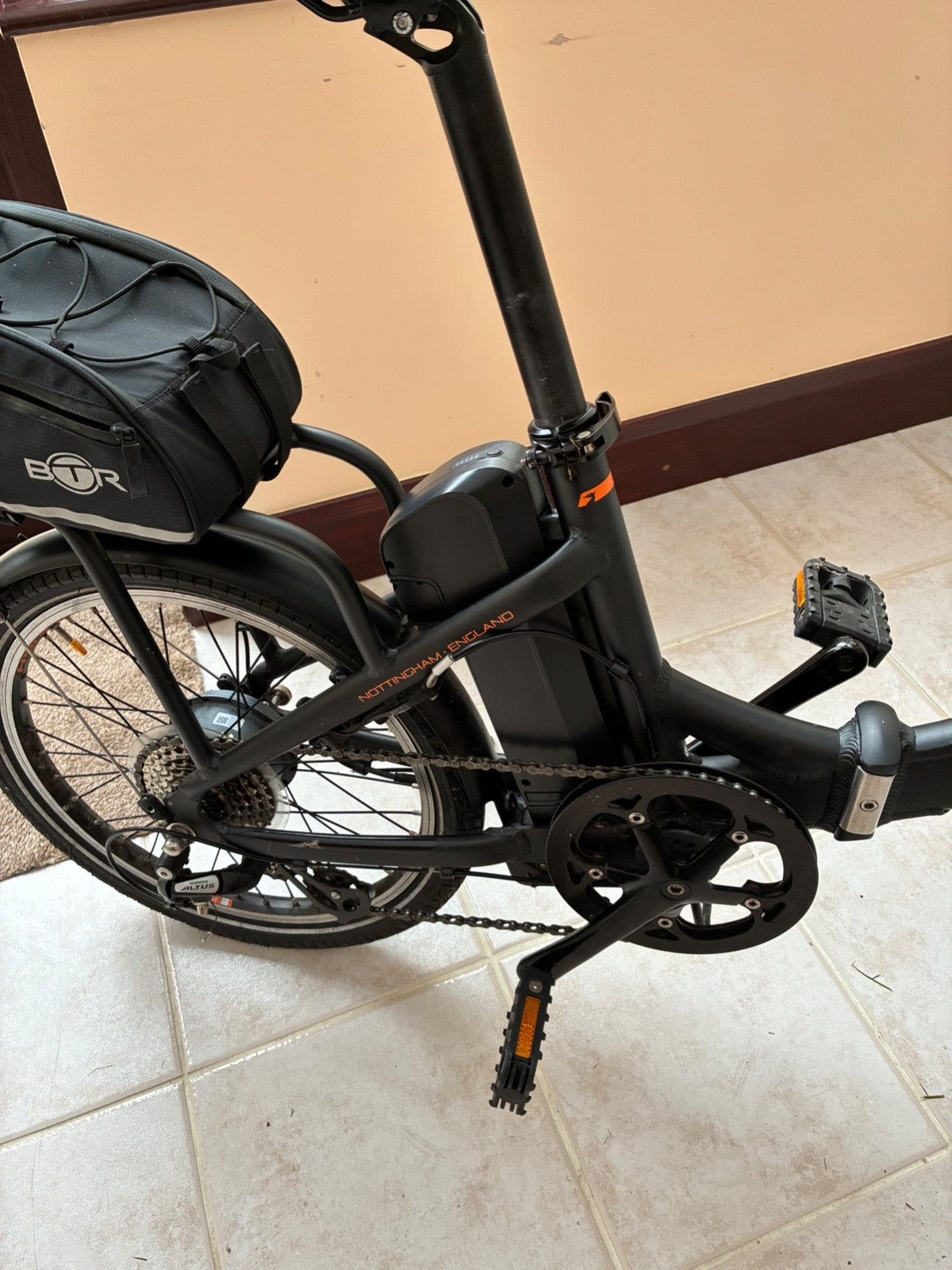 Raleigh Stow E Way Compact 8-Speed Folding E--Bike - Grey (Scratched Frame)