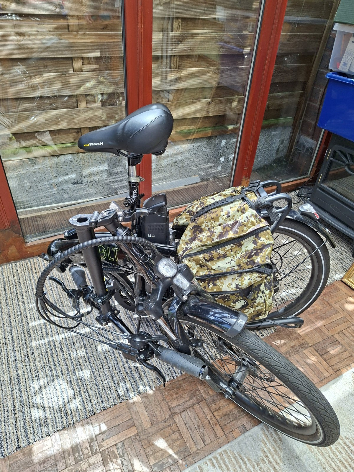 Volt metro ~ Black Folding Bike ~ plus extras! only done 470 miles! (EN15194)