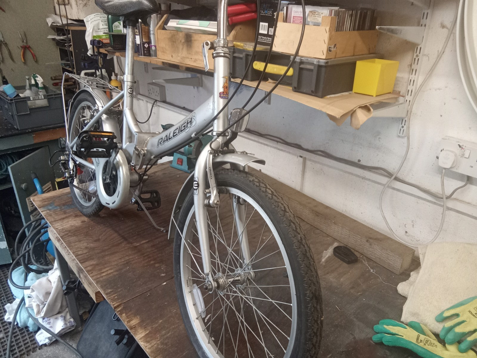 RALEIGH ECLIPSE ADULT FOLDING BICYCLE - 6 SPEED REVOSHIFT GEARS.