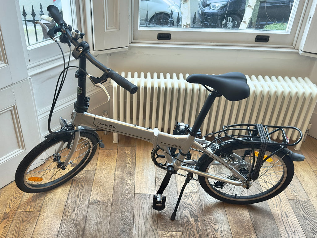DAHON MARINER D8 FOLDING BIKE NEARLY NEW - SILVER