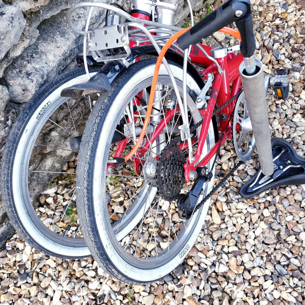 Dahon Speed D7 with pump in the Seatpost. 7 speed rapid rise gears.