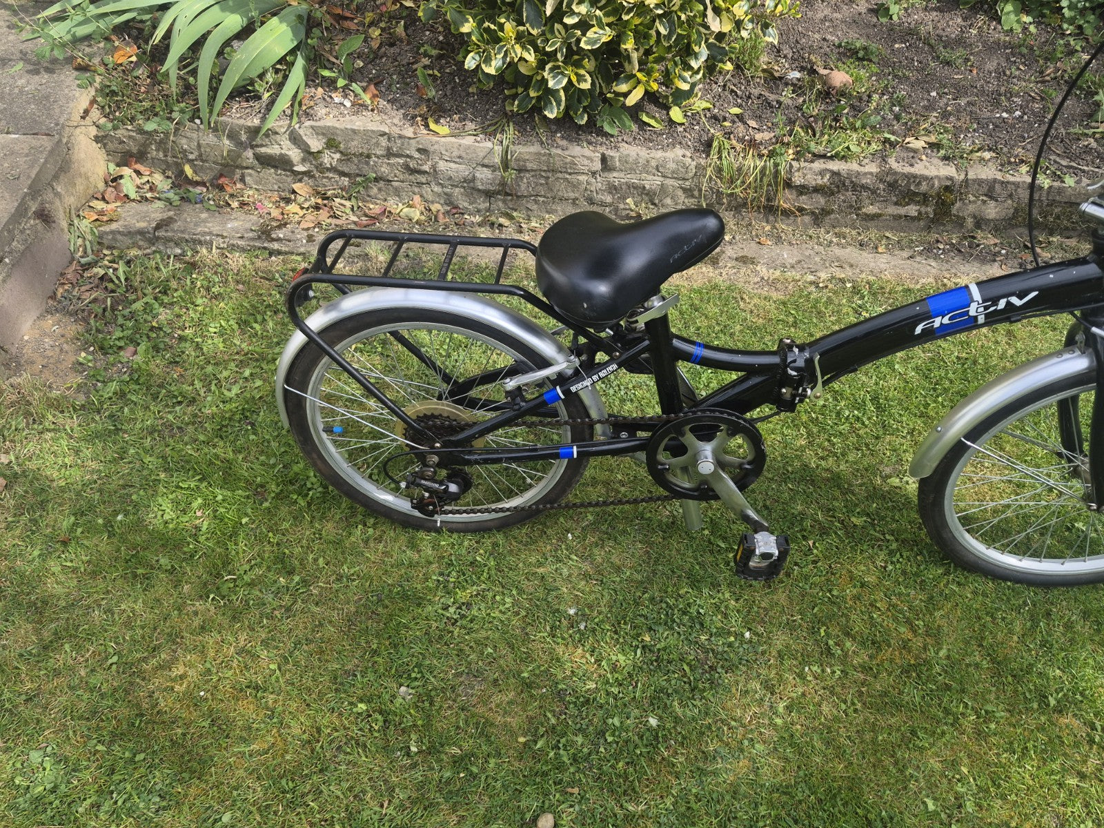 Raleigh FOLD 06 Folding Bike 20" Black/Silver, 6 Speed, Mudguards, Rear Rack