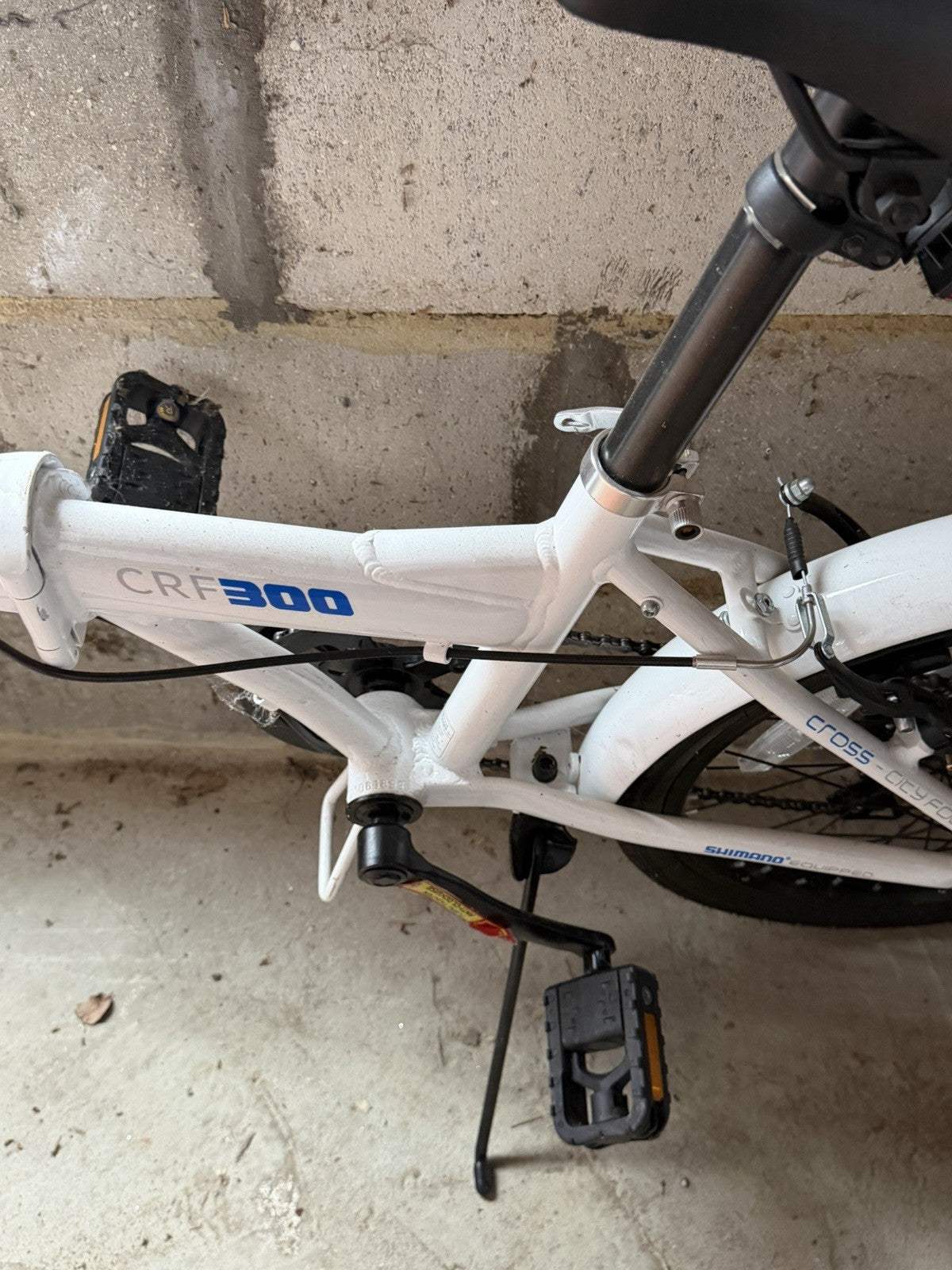 CROSS CRF300 Folding Bike 20 in White with Mudguards & Kickstand