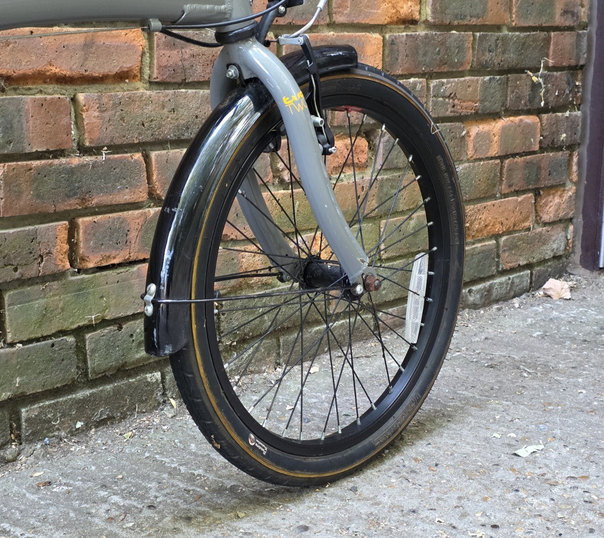 RALEIGH EVO TWO FOLD UP BIKE (20" WHEELS)