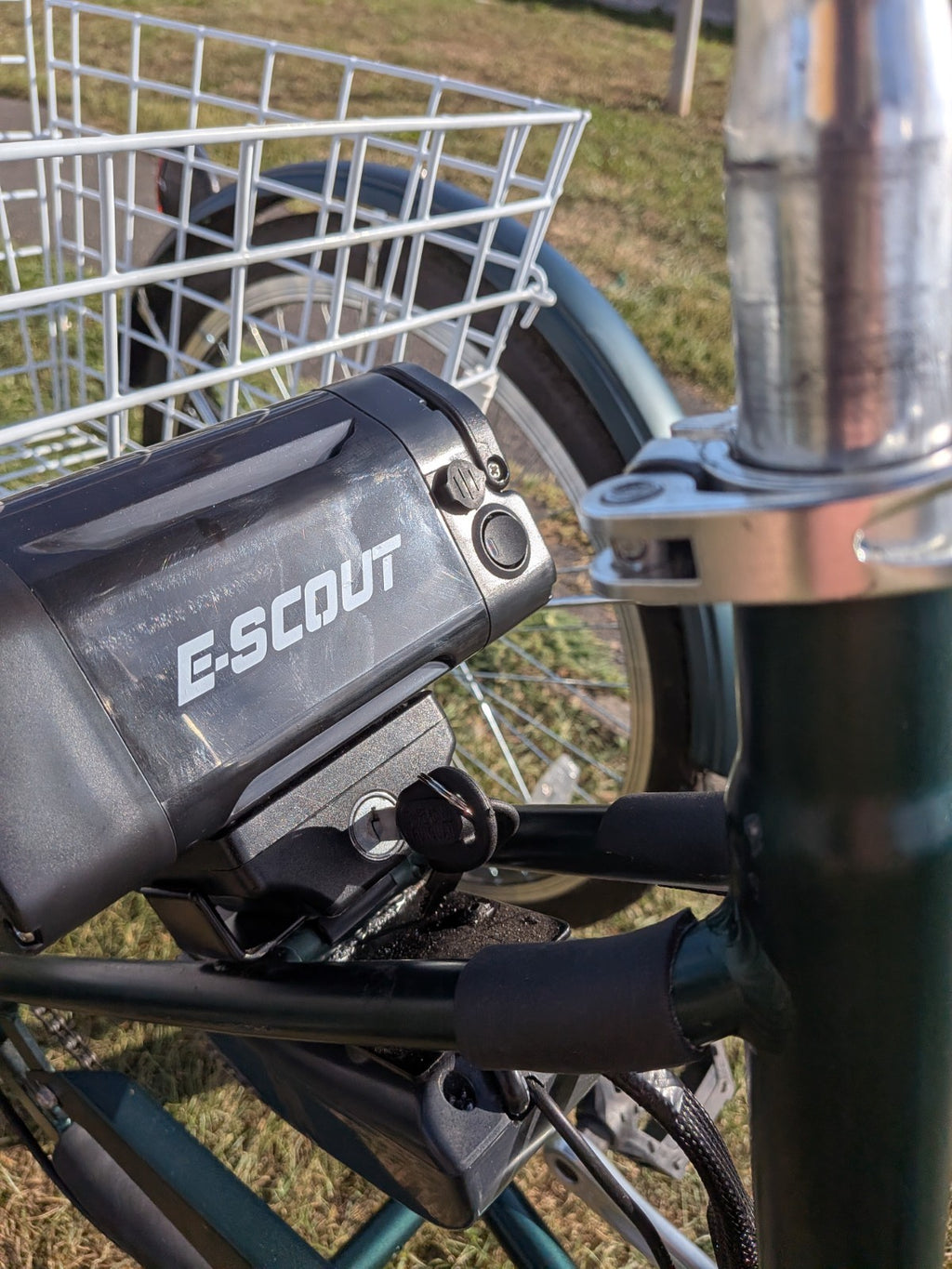 Scout Electric Folding Tricycle, Only 15 miles, Brand New Battery, Delivery .