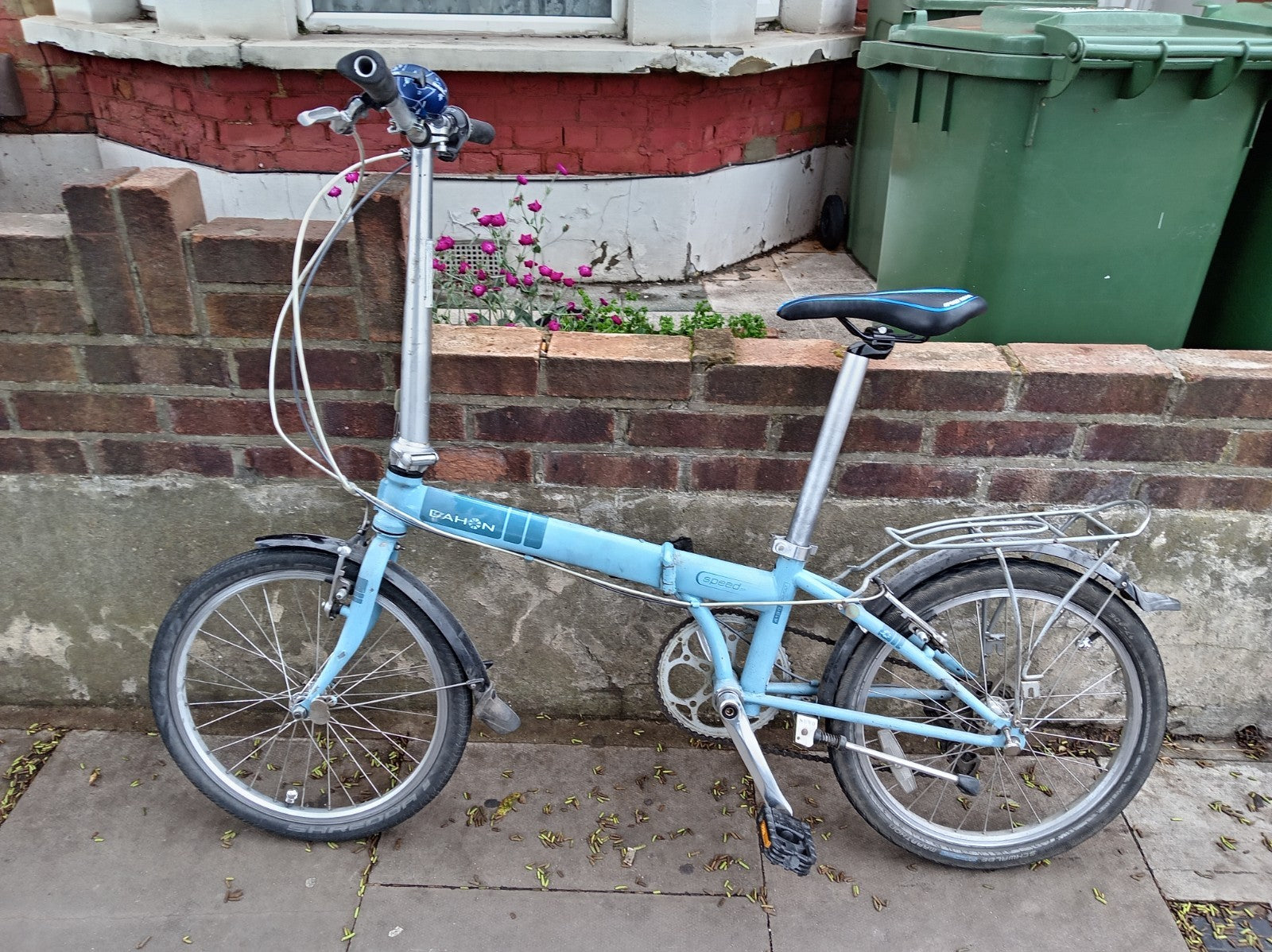 Dahon Speed D7 Folding Bike 7-Speed with u-lock, pannier bag, lights, bell