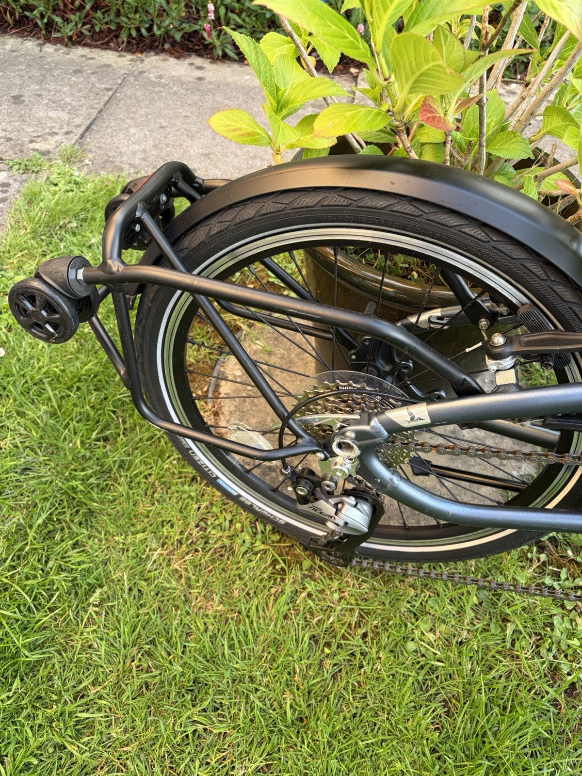 Tern BYB P8 20in Folding Bike 8-Speed Grey/Black Rear Rack Mudguards